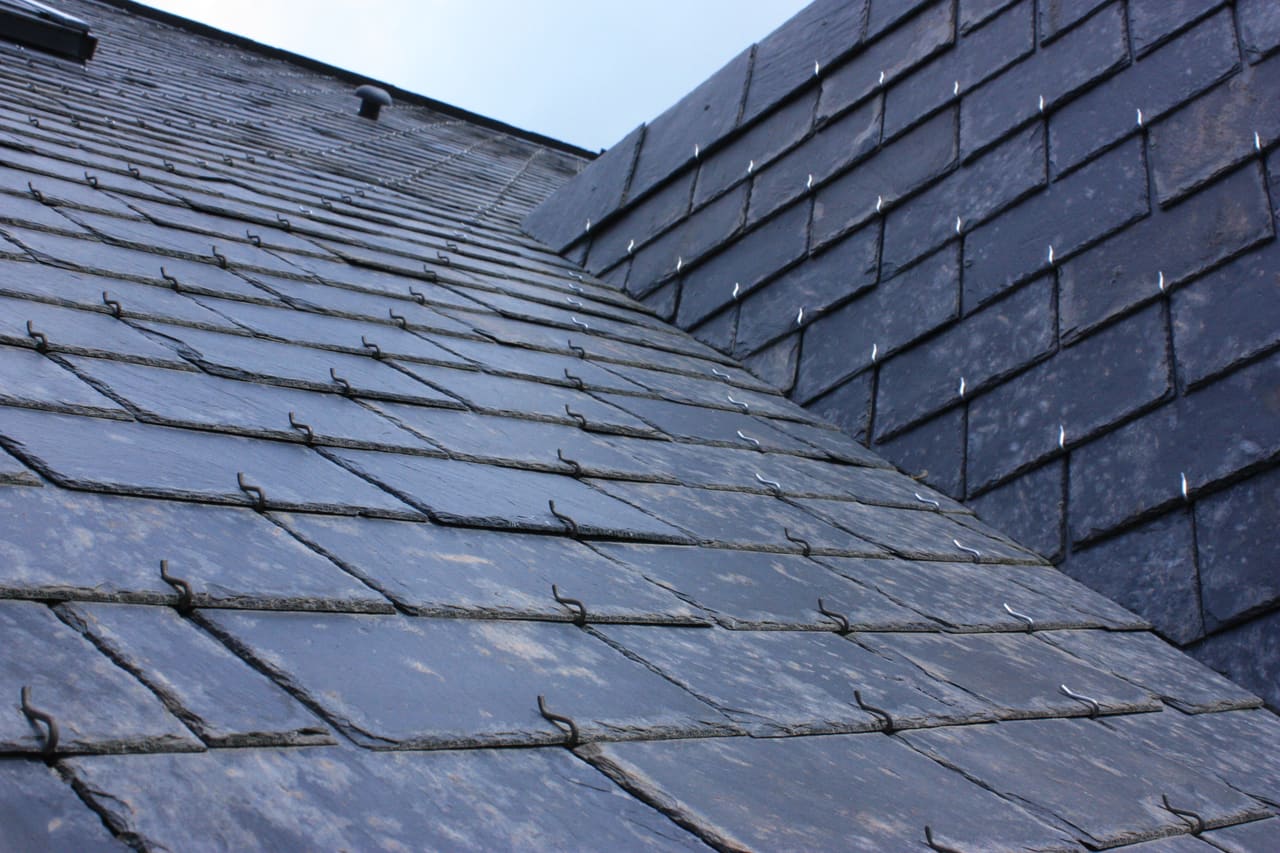Natural slate roof with neat coursing in Berkshire